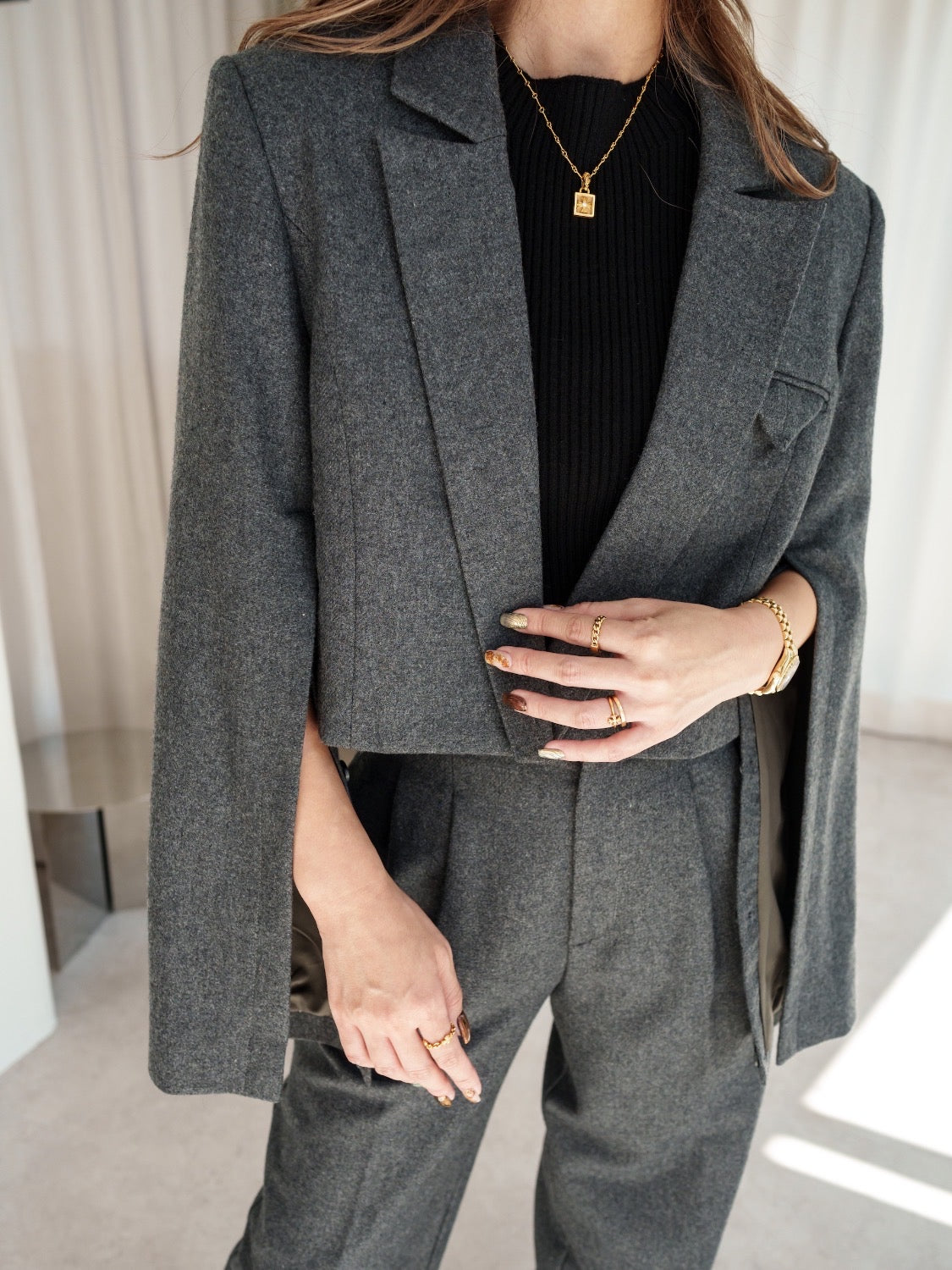 COLOR:チャコール