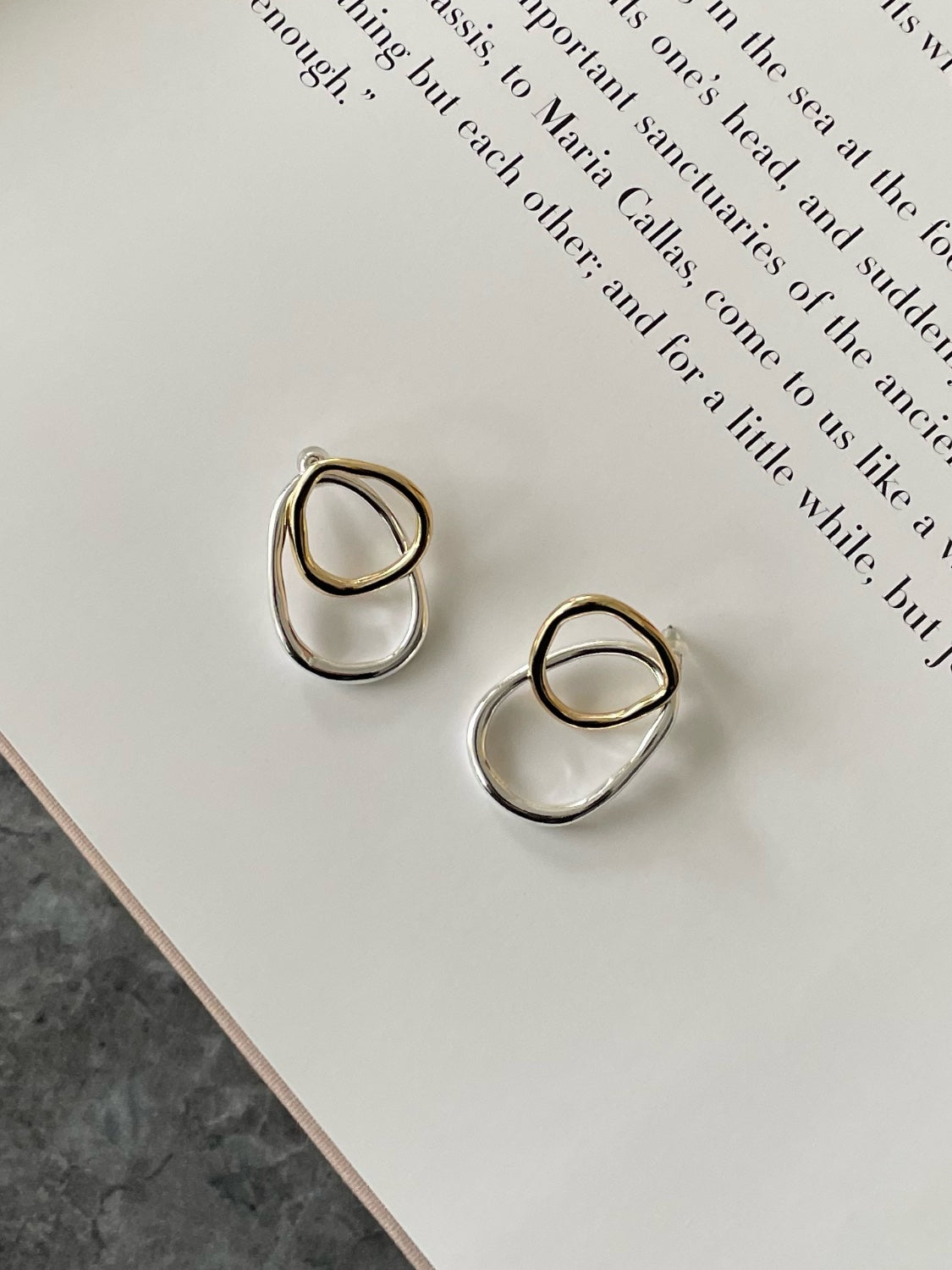 Combination color Double-hoop earrings