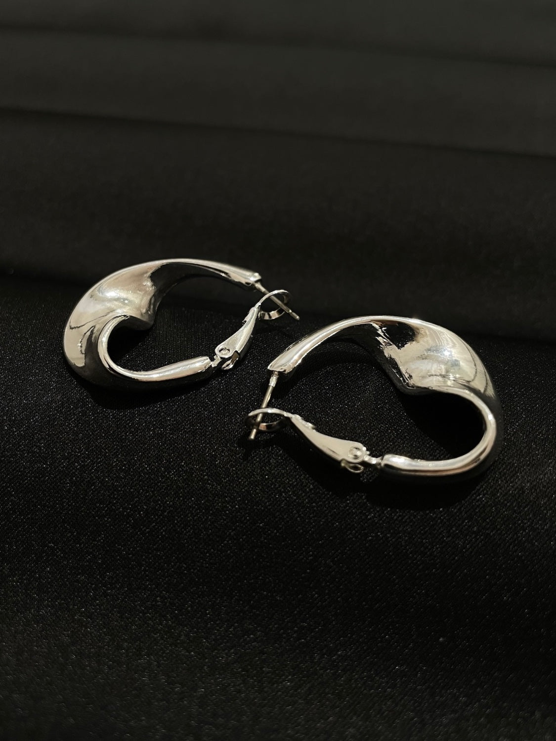 ウェーブ Hoop ピアス