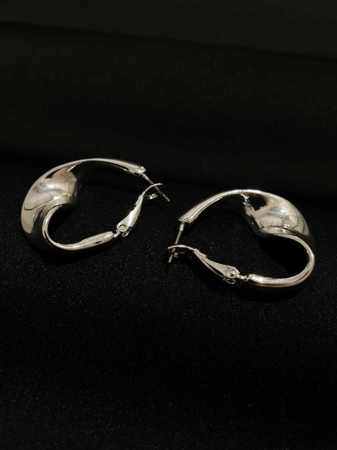 ウェーブ Hoop ピアス