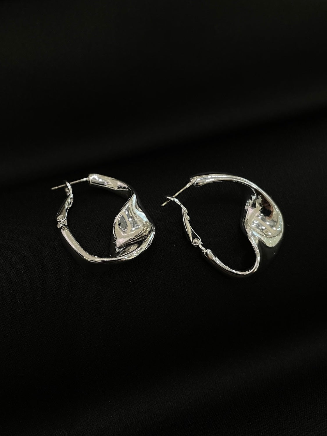 ウェーブ Hoop ピアス