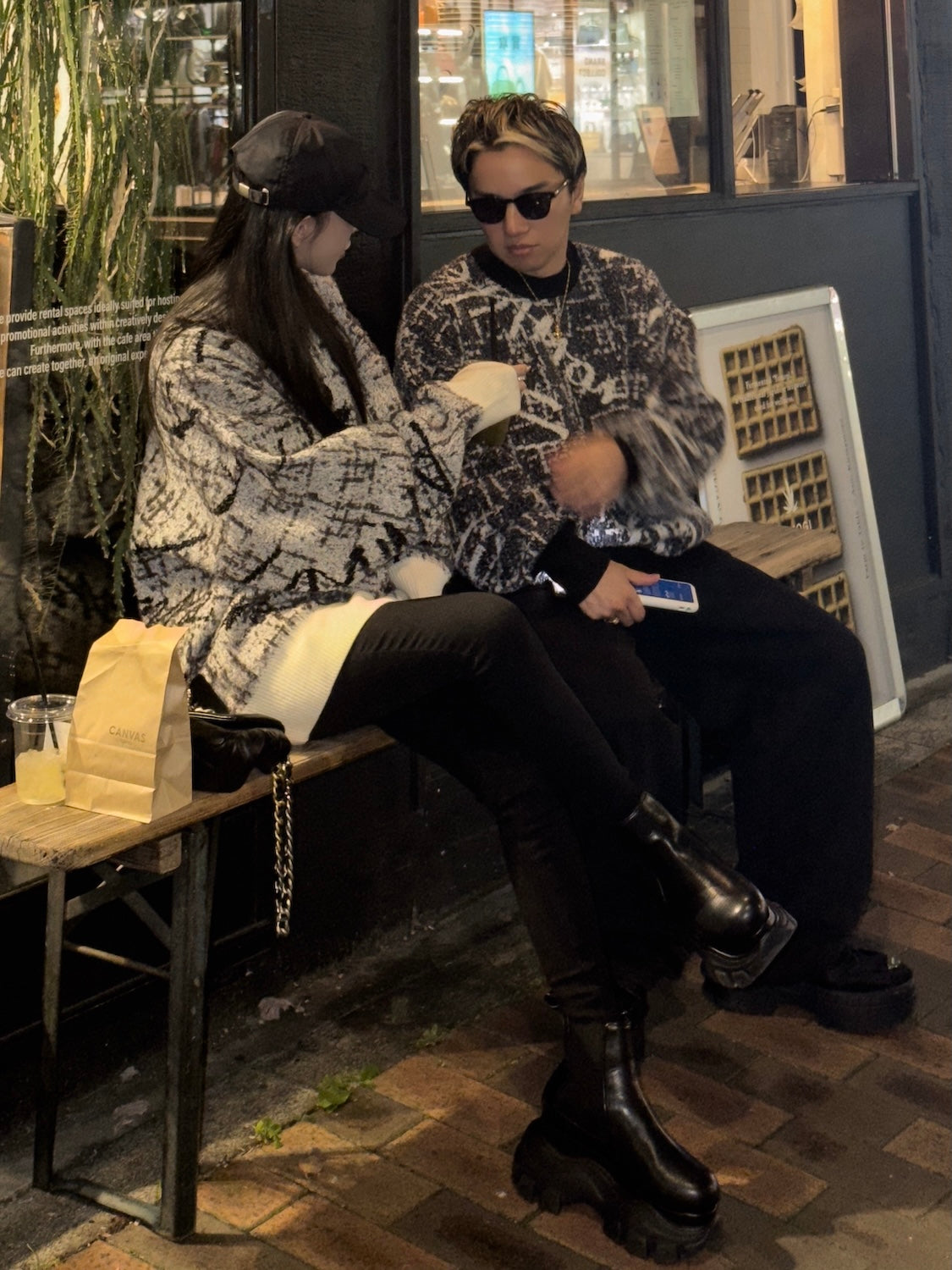 (左)MODEL:159cm<br>(右)MODEL:167cm