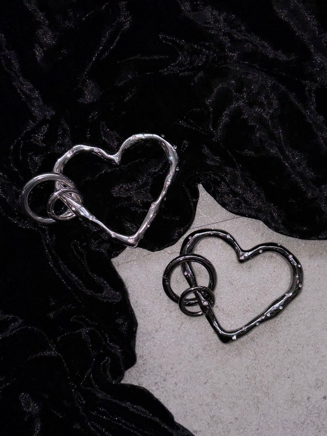 左:シルバー<br>右:ブラック