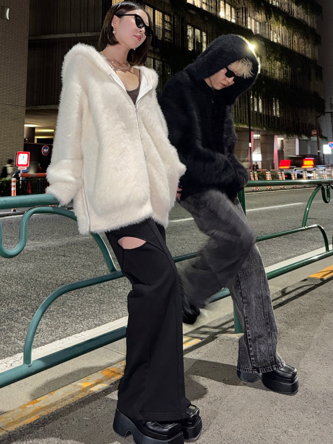 (左)MODEL:162cm<br>(右)MODEL:170cm