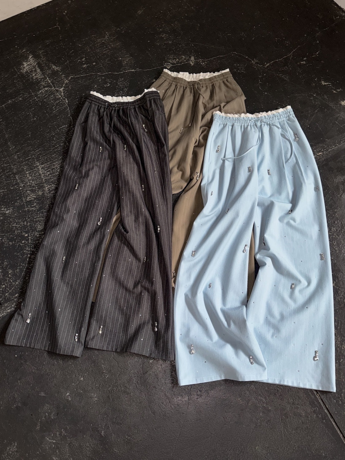 Multi ビジュー Relaxパンツ