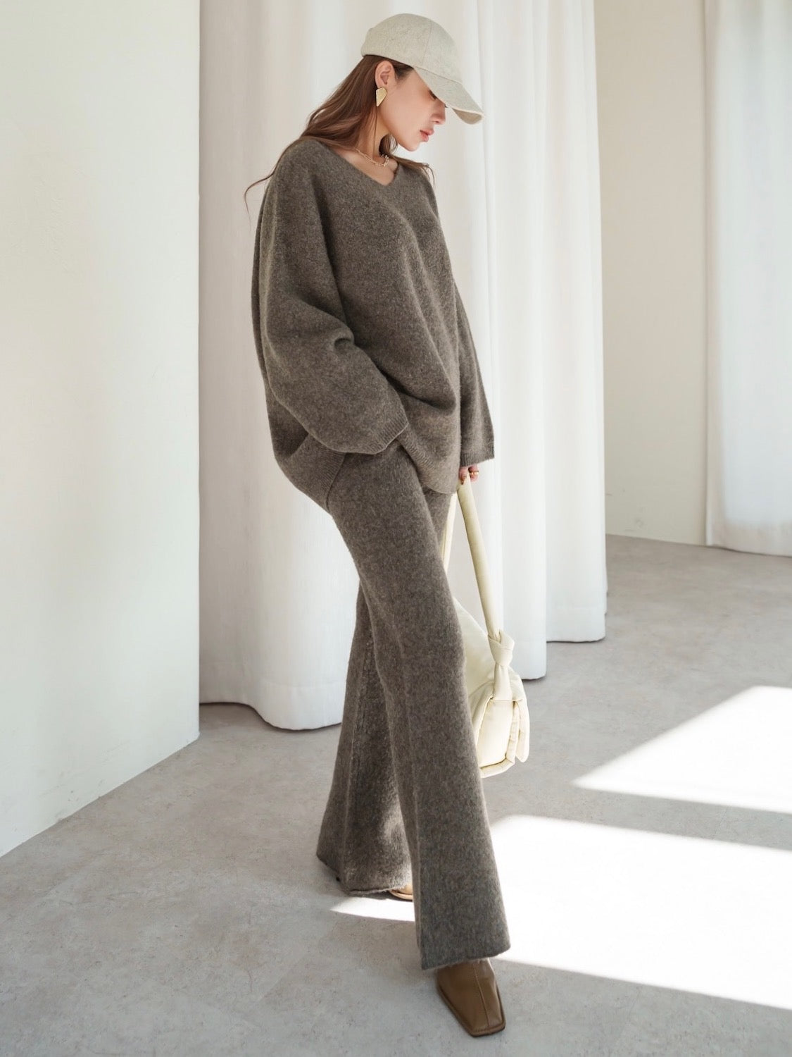 Wool knit semi-flared pants
