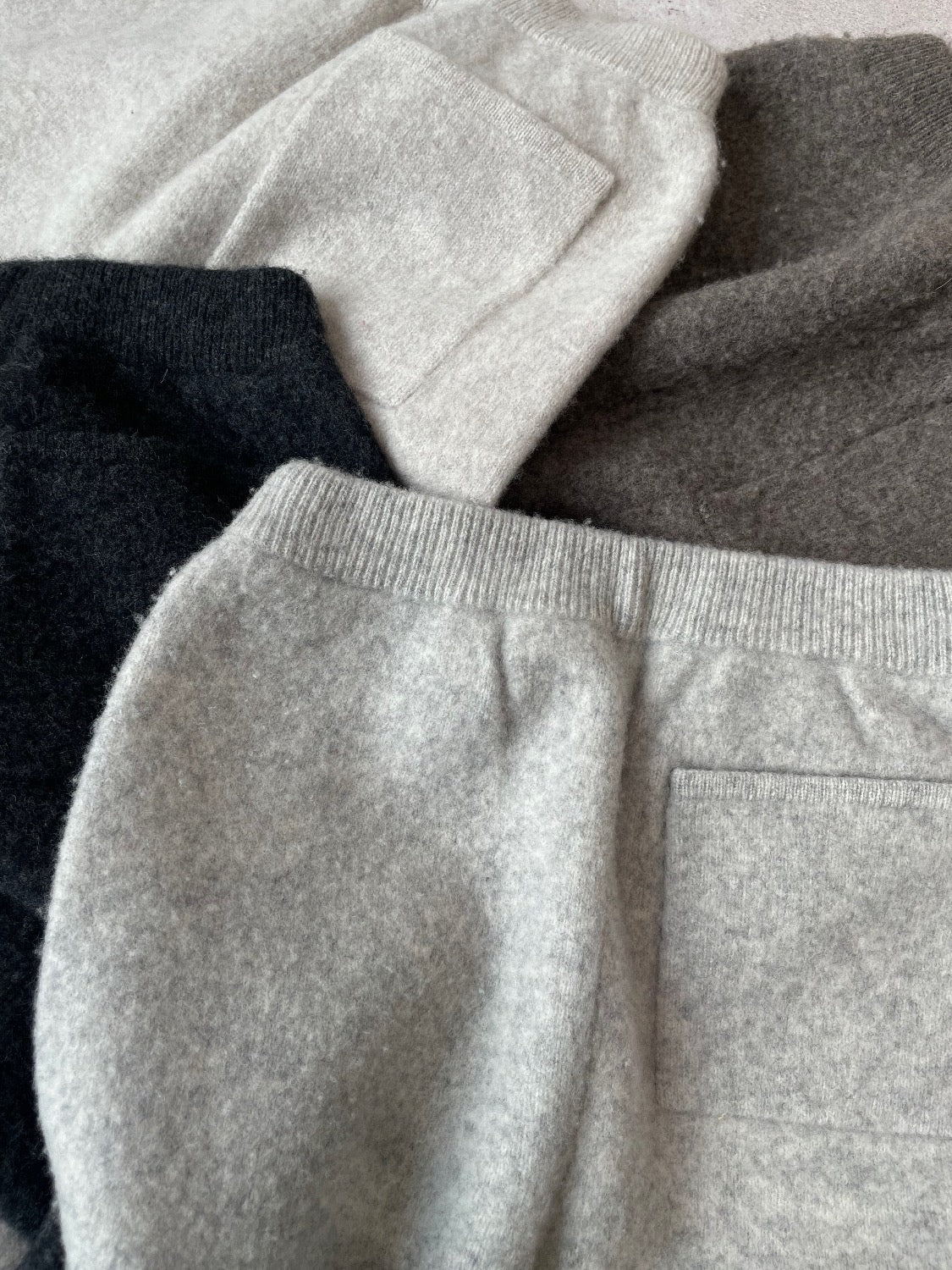Wool knit semi-flared pants