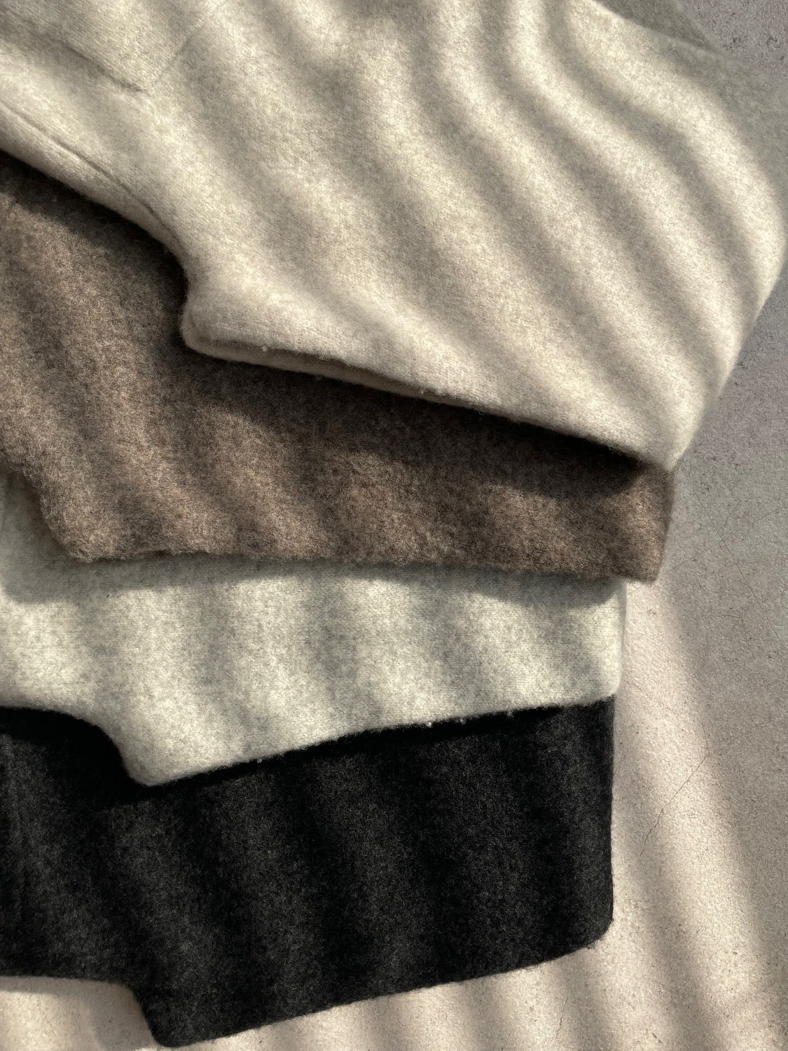 Wool knit semi-flared pants