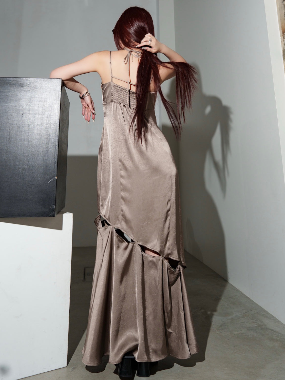 スラッシュ フリル Satin ワンピース