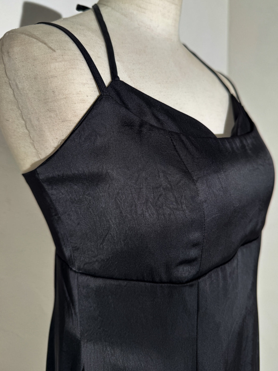 スラッシュ フリル Satin ワンピース