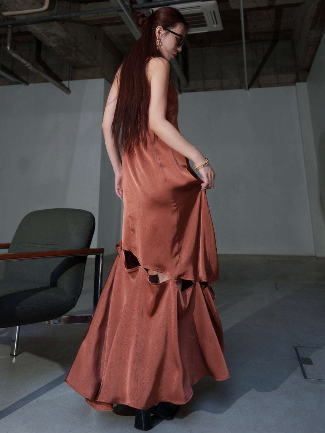 スラッシュ フリル Satin ワンピース