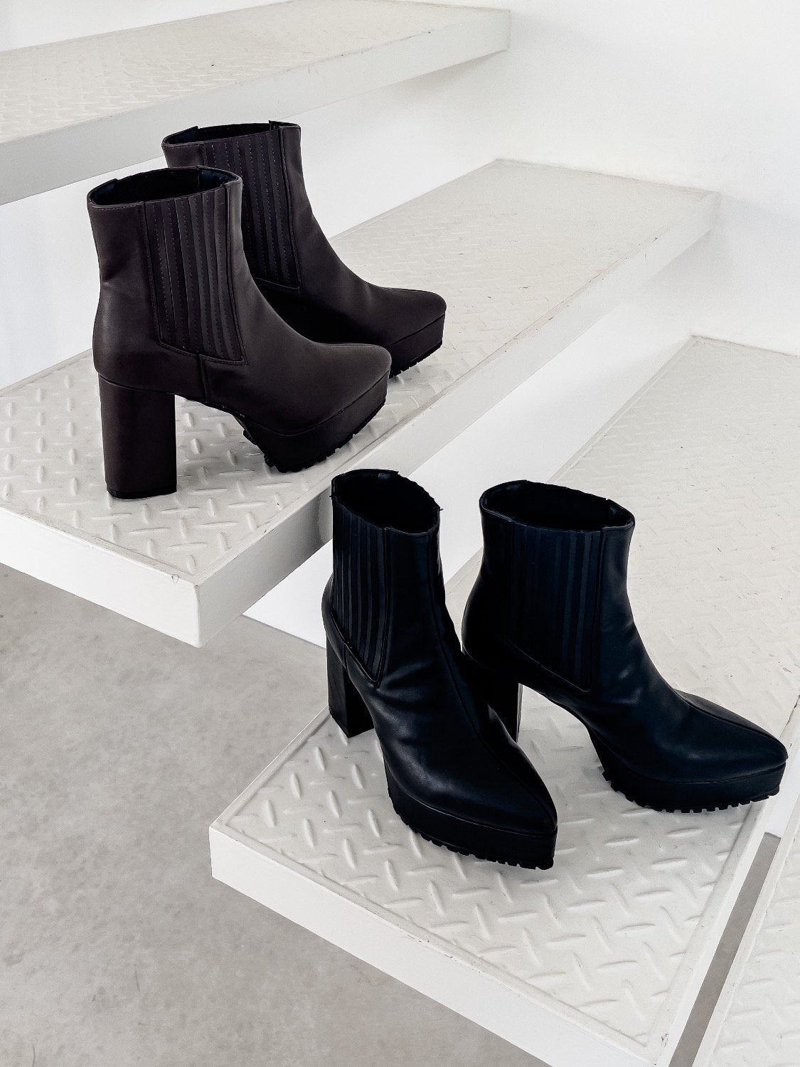 Eco-leather side gore short boots