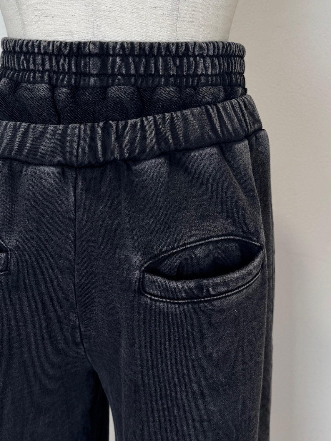 ウエストアシメ サイドボタン Wide スウェットパンツ