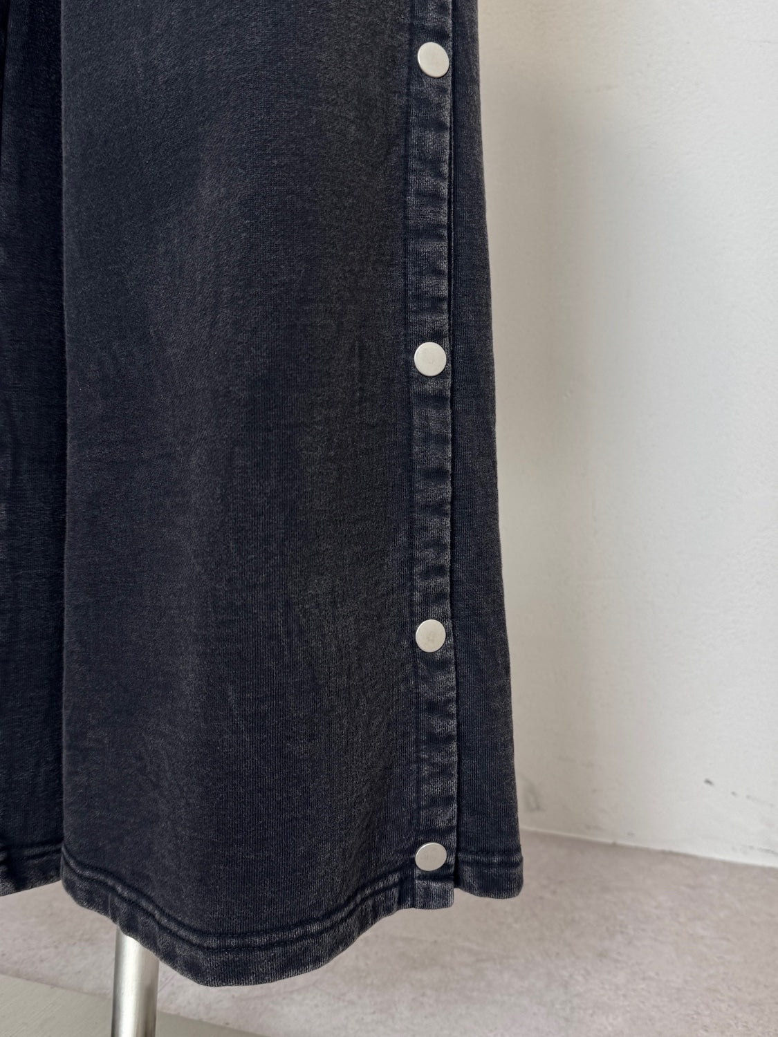 ウエストアシメ サイドボタン Wide スウェットパンツ