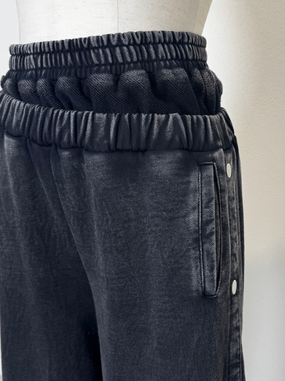 ウエストアシメ サイドボタン Wide スウェットパンツ