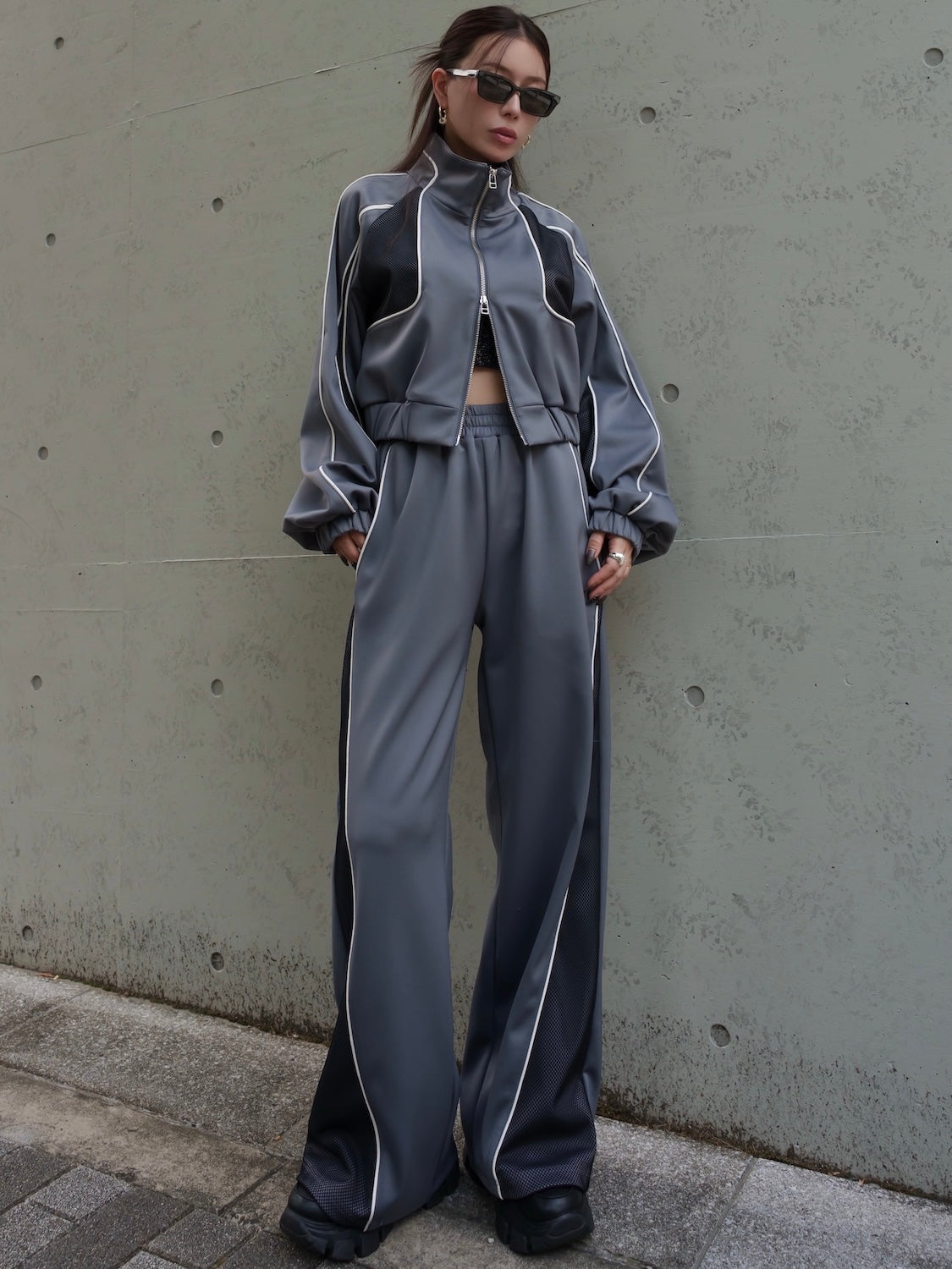 MODEL：159cm<br>COLOR：グレー