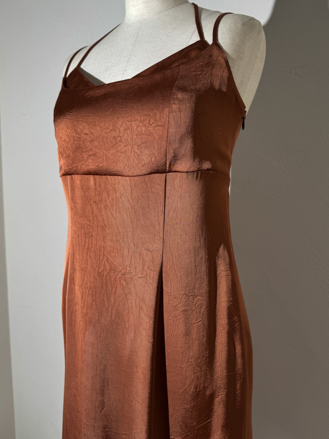 スラッシュ フリル Satin ワンピース