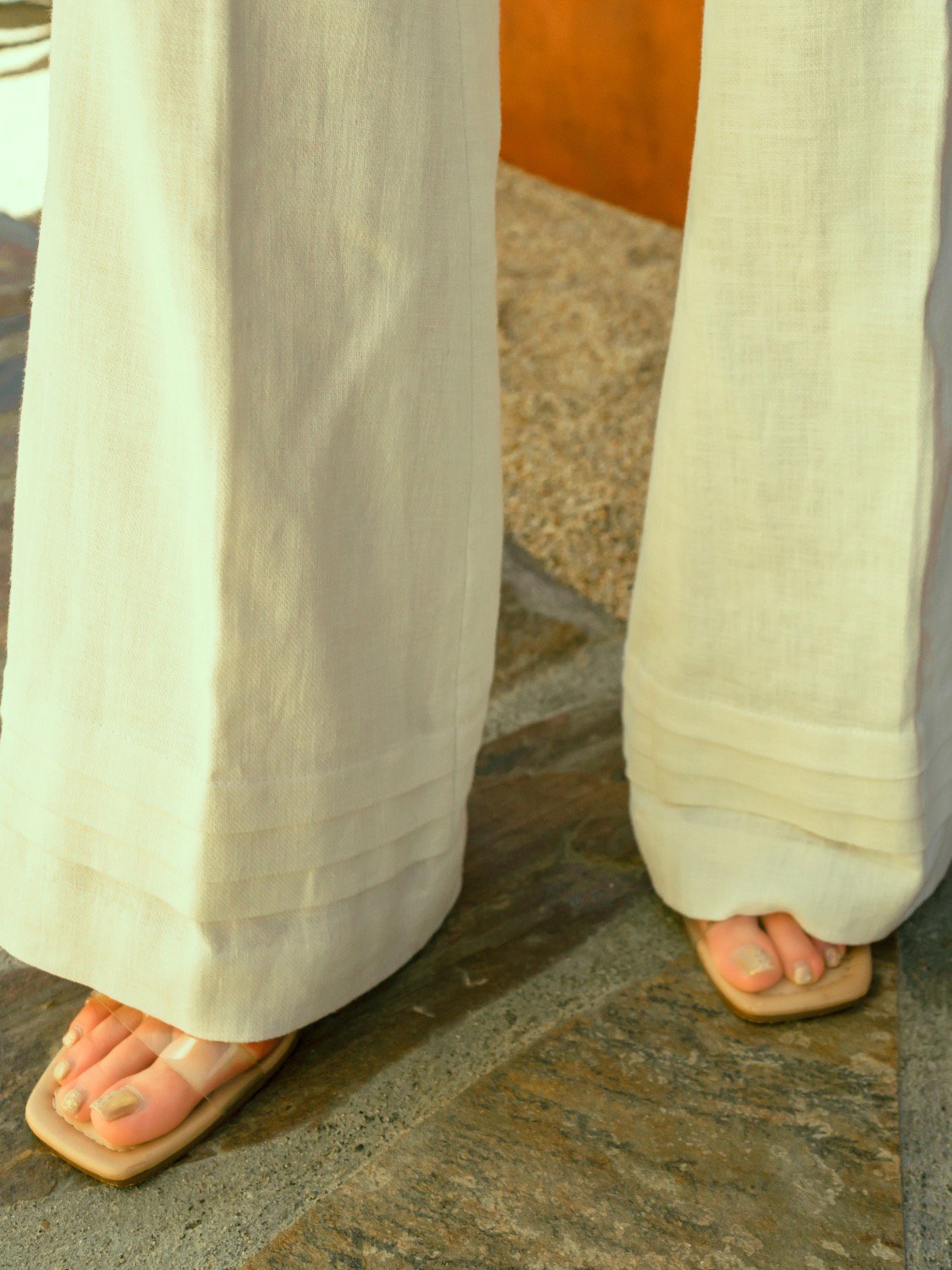 Point Pintuck Linen Semi-flare Pants